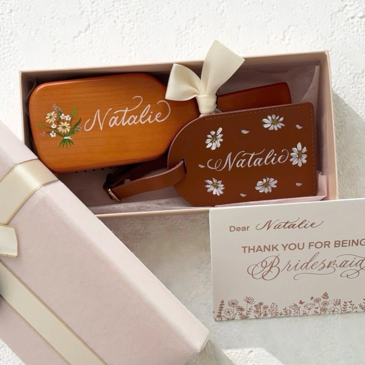 Aveda 梳+牛皮行李牌【手繪書法姊妹套裝禮盒】
